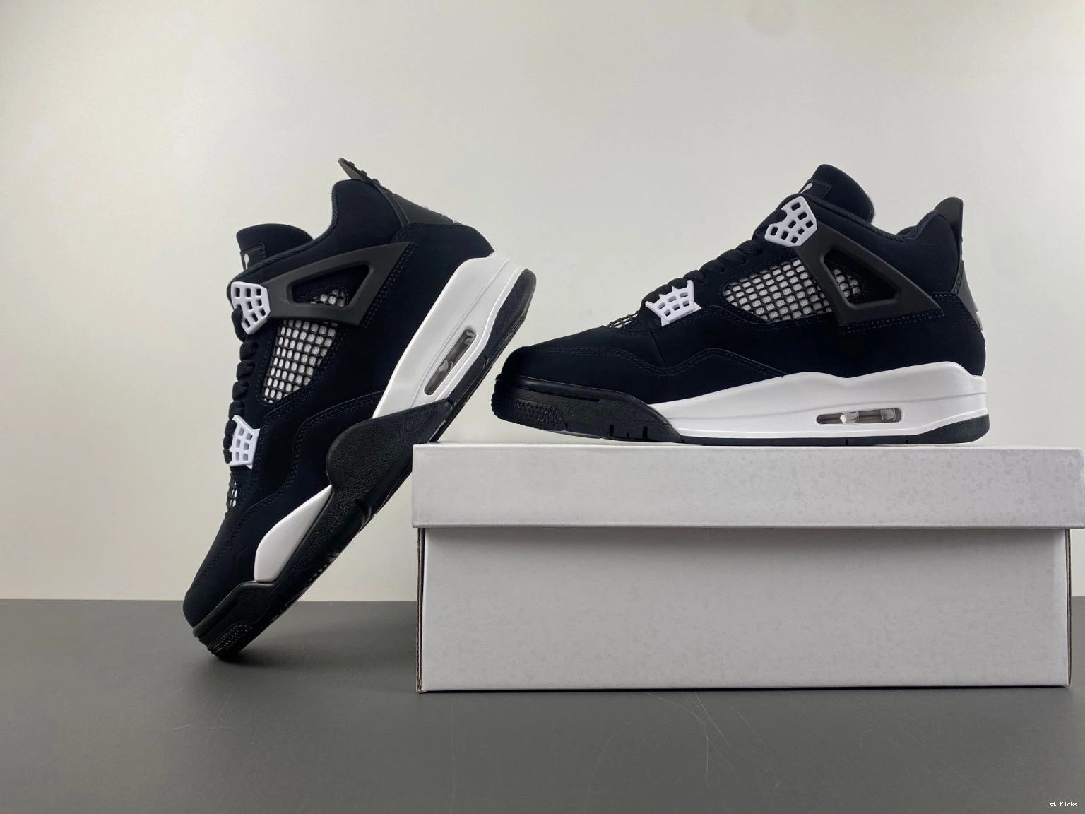 FQ8138-001 RETRO 4 THUNDER 'WHITE AIR JORDAN 0327